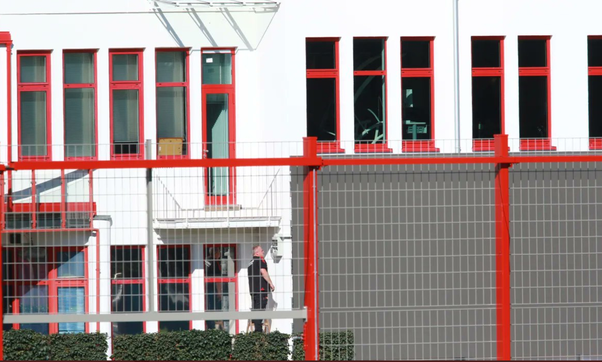 图片报：纳帅要求的视频墙已完工，其被安装在教练办公室阳台旁