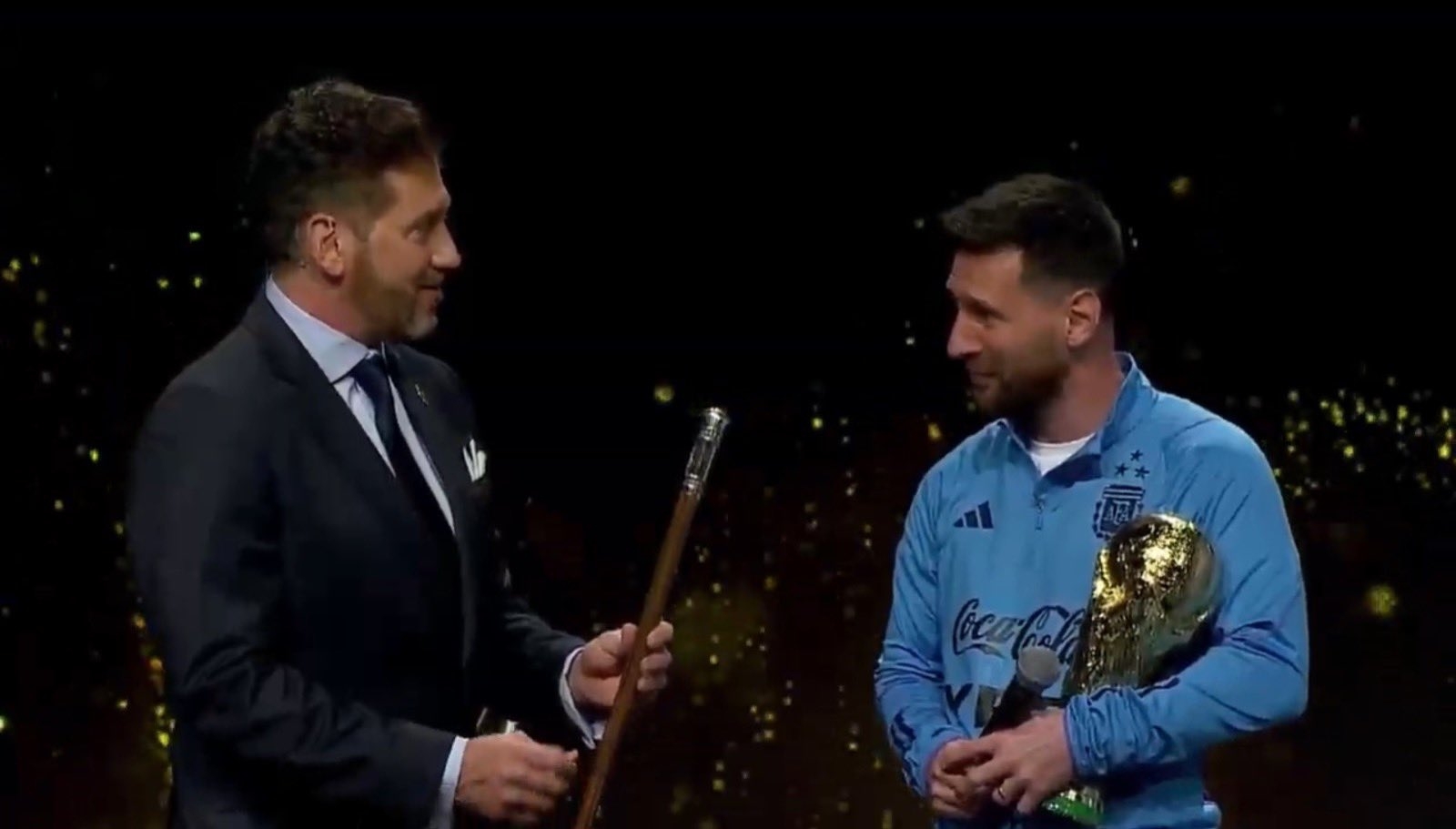 领袖象征！南美足协送给梅西象征世界级球员领袖的手杖