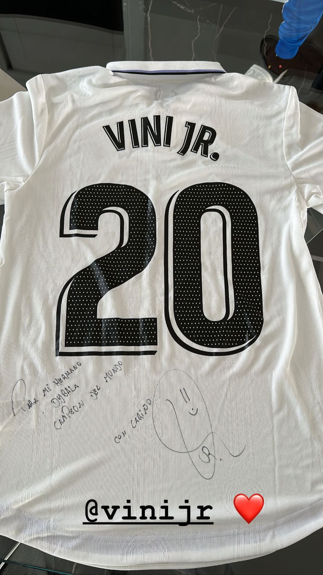 迪巴拉获赠维尼修斯的签名球衣，随后在Instagram上表示感谢
